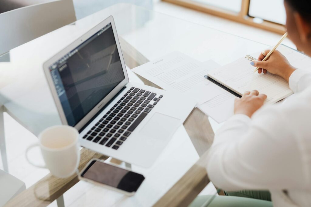 Startersaftrek afgeschaft per 2027 — startende zzp'er aan het werk met contract en laptop