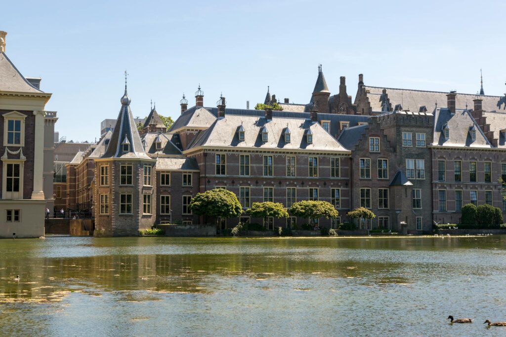 Het Binnenhof in Den Haag, waar de Tweede Kamer op 12 mei 2026 instemde met de Wet meer zekerheid flexwerkers