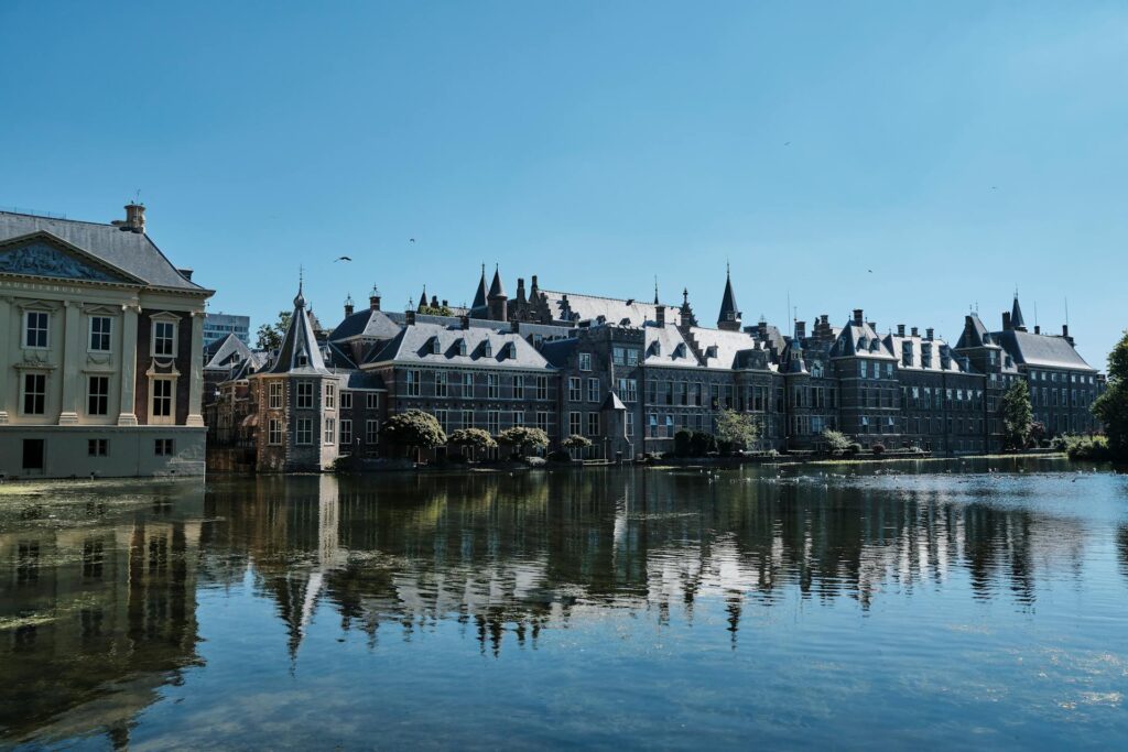 Het Binnenhof in Den Haag, gezien vanaf de Hofvijver — waar minister Vijlbrief de Tweede Kamer informeerde over de invoering van de Wtta per 1 januari 2027