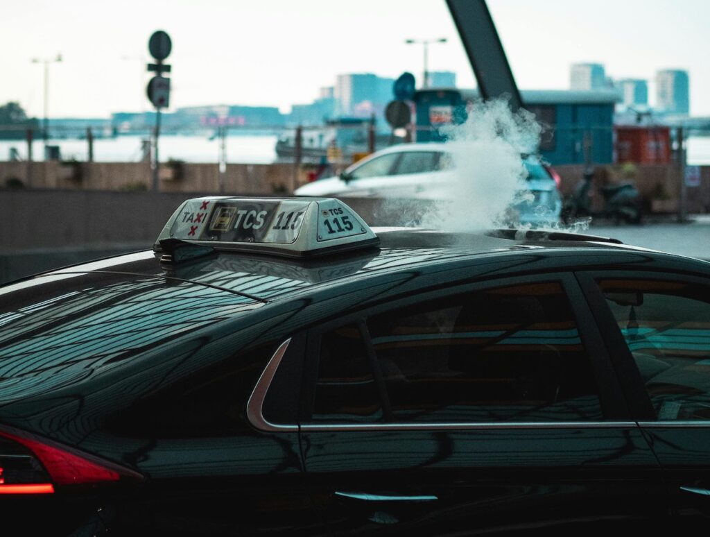 Amsterdamse taxi met daklicht — rechtbank Amsterdam oordeelt over arbeidsrelatie taxichauffeur Schiphol Taxi Network