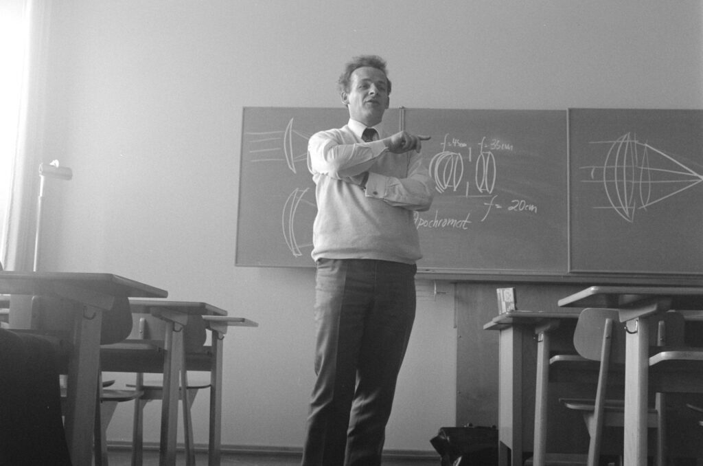 Leraar geeft les voor een schoolbord met geometrische formules — illustratiebeeld bij artikel over zzp in het onderwijs en de positie van zelfstandige leerkrachten in het Nederlandse sociale stelsel.