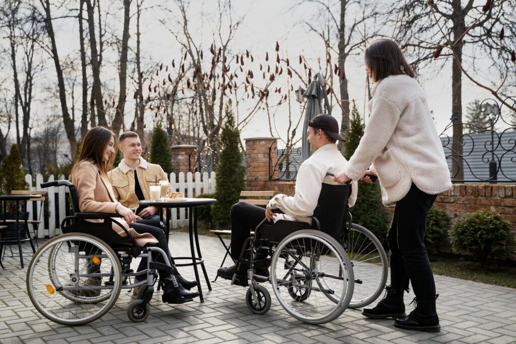 Begeleider met cliënten in de gehandicaptenzorg op een terras, sector waar afbouw van zzp'ers nauwelijks lukt