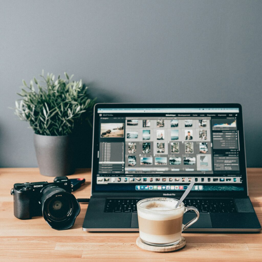 Creatieve zzp'er aan het werk met laptop en camera, illustratie bij AI Act transparantieplicht 2026.
