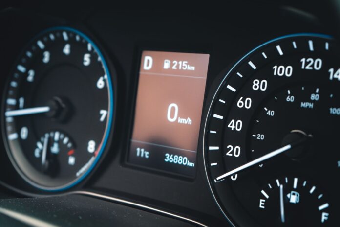 Dashboard met kilometerstand, kilometeraftrek zzp 2026 verhoogd naar 25 cent per kilometer