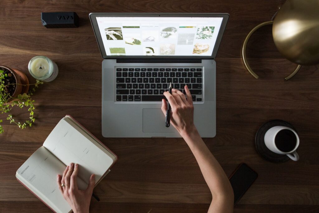 Laptop en notitieboek op bureau, SER ZZP LLO-wijzer voor zelfstandigen